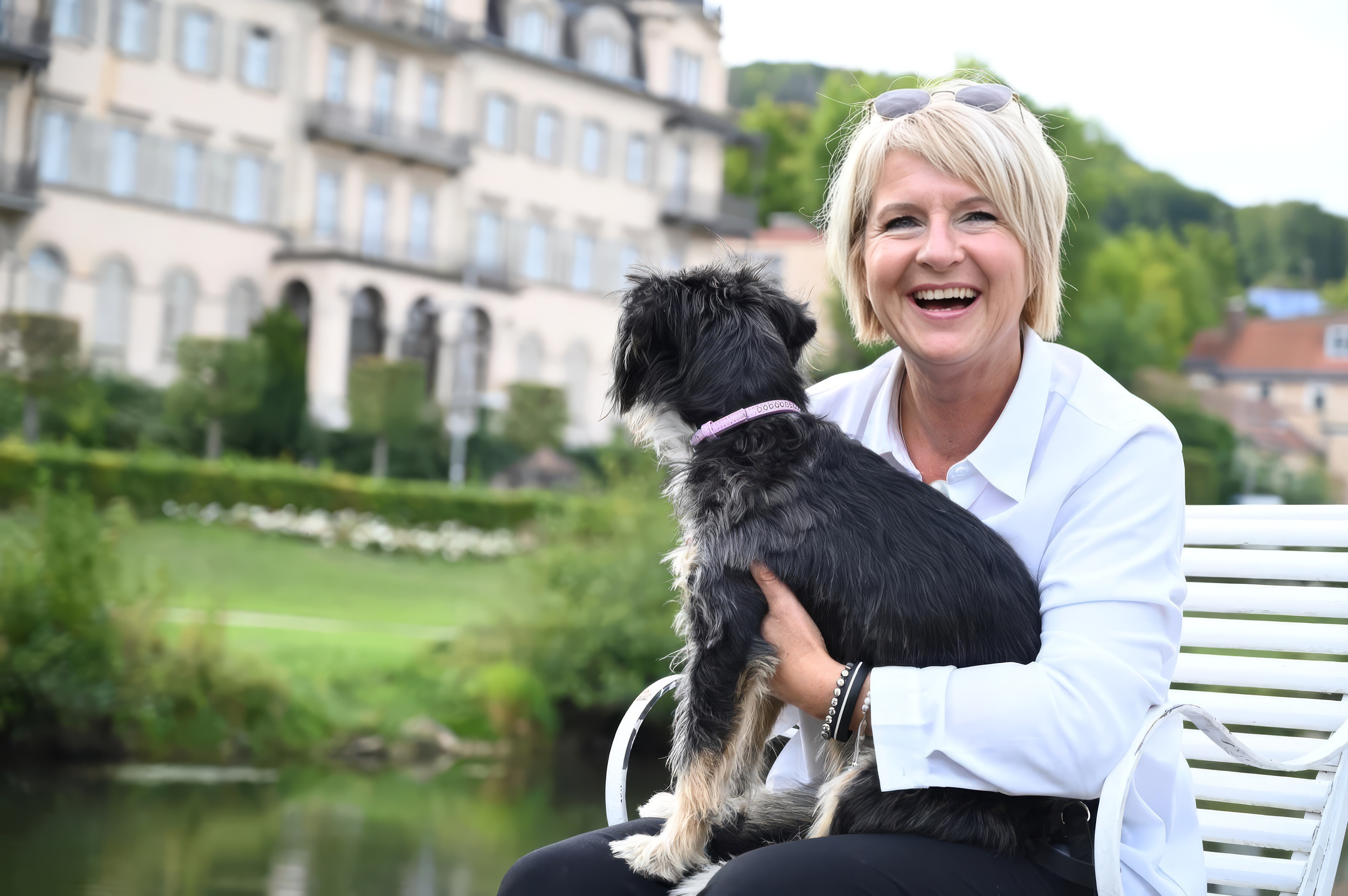 Birgit Bollwein lachend mit ihrem Hund